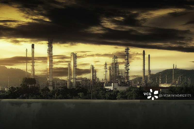 日落时分的环保炼油厂图片素材