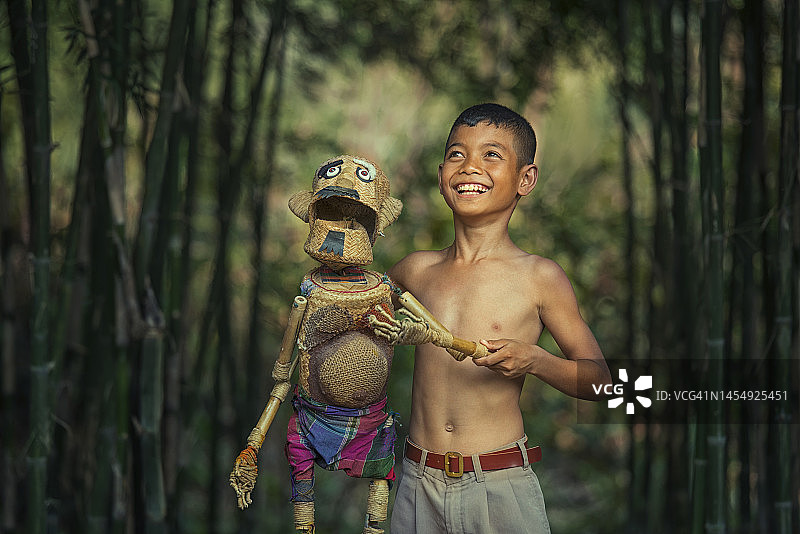 竹林里的男孩木偶师图片素材