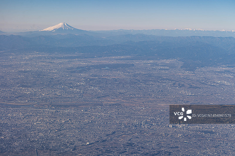 飞机上俯瞰日本富士山和埼玉市图片素材