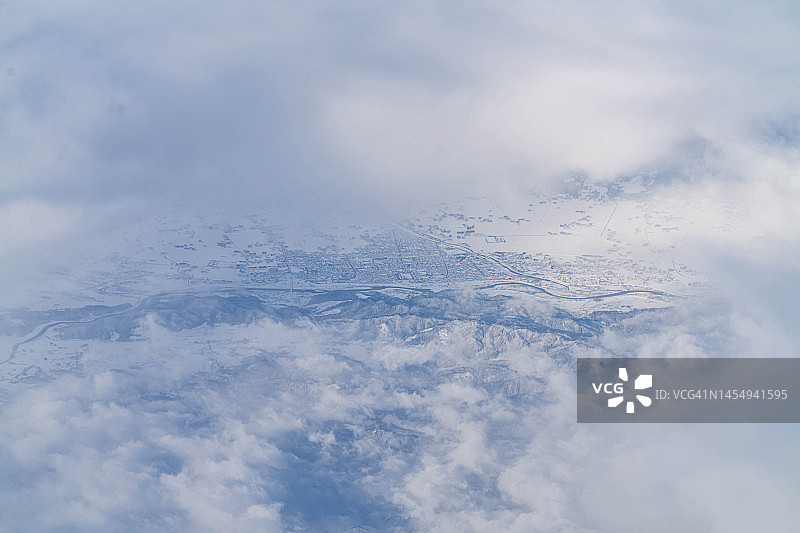 从飞机上俯瞰日本山形县长井市图片素材