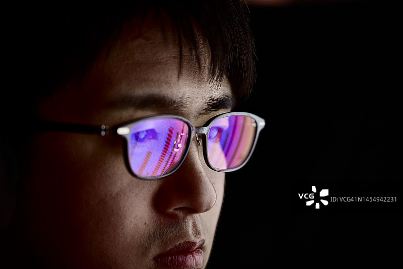 Z世代：盯着液晶显示器上的图表图片素材