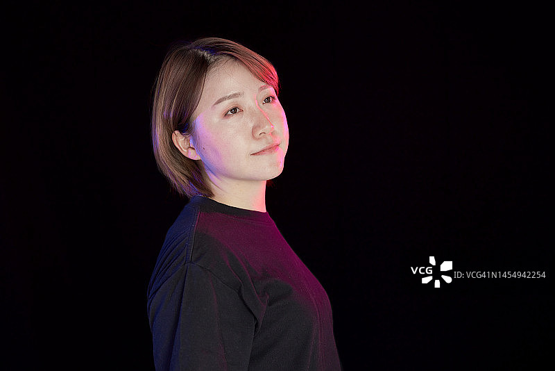 黑色背景下的女人肖像图片素材