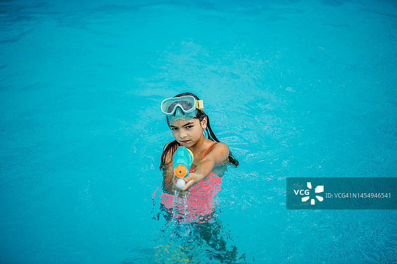 在游泳池里的小女孩图片素材