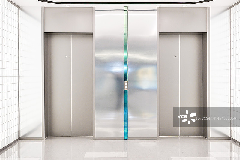 现代办公楼内的电梯走廊图片素材