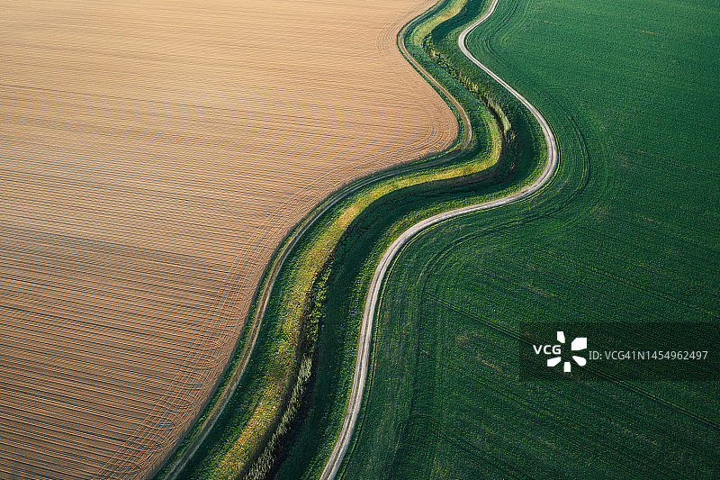 春季田野鸟瞰图图片素材