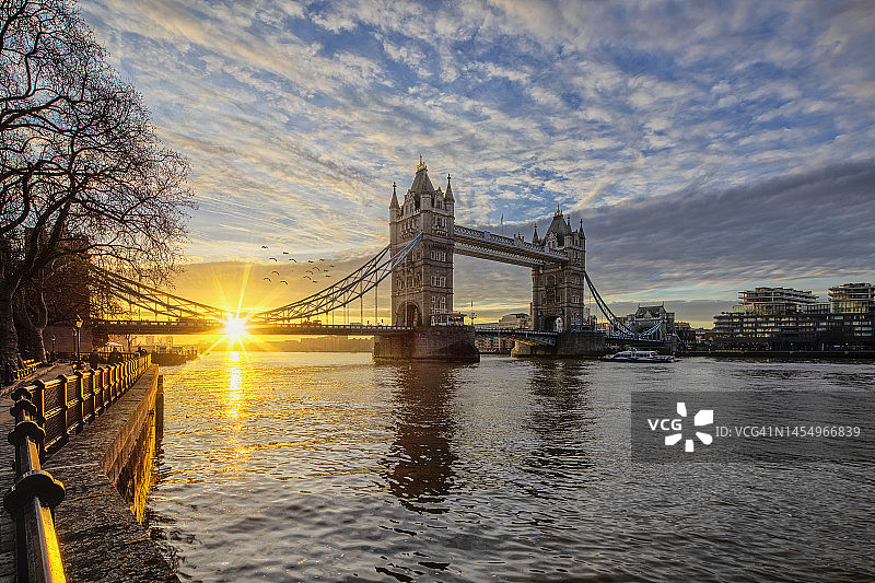 伦敦塔桥日出美景图片素材