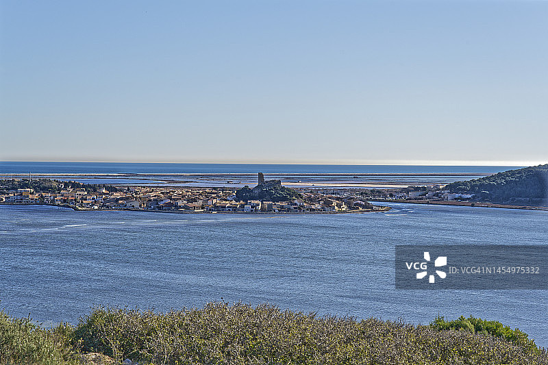 从周围山丘看到的格鲁伊桑村庄图片素材