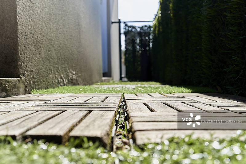 建筑物外的草地上的瓷砖图片素材