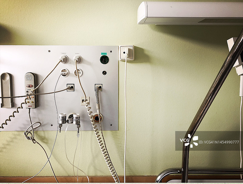 病床旁的墙壁上的医院设备图片素材