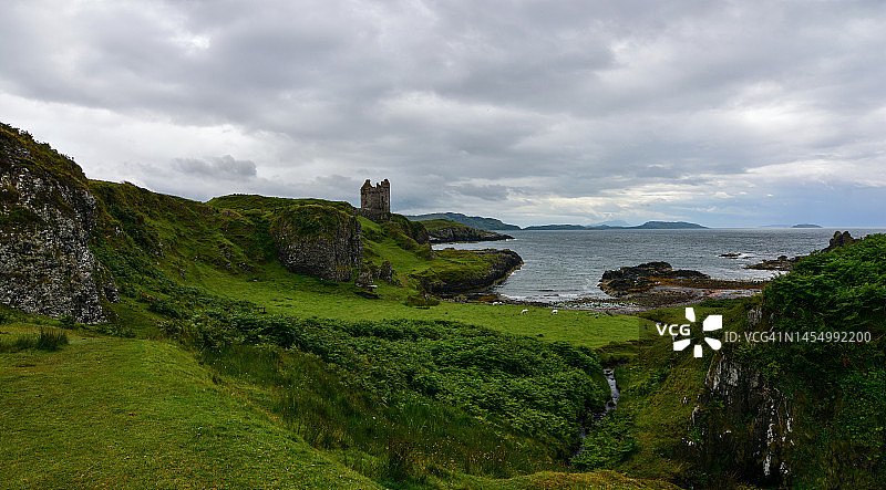 内赫布里底群岛绿色景观中的吉伦城堡图片素材