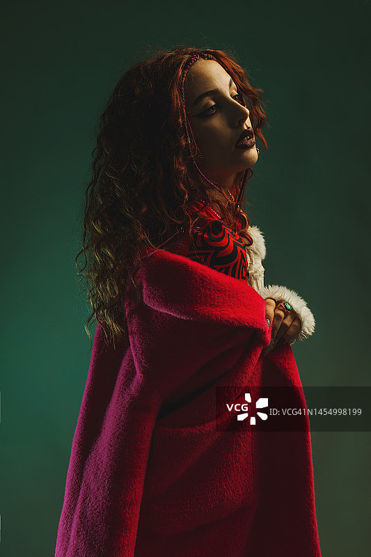 工作室里的红发模特，精致妆容图片素材