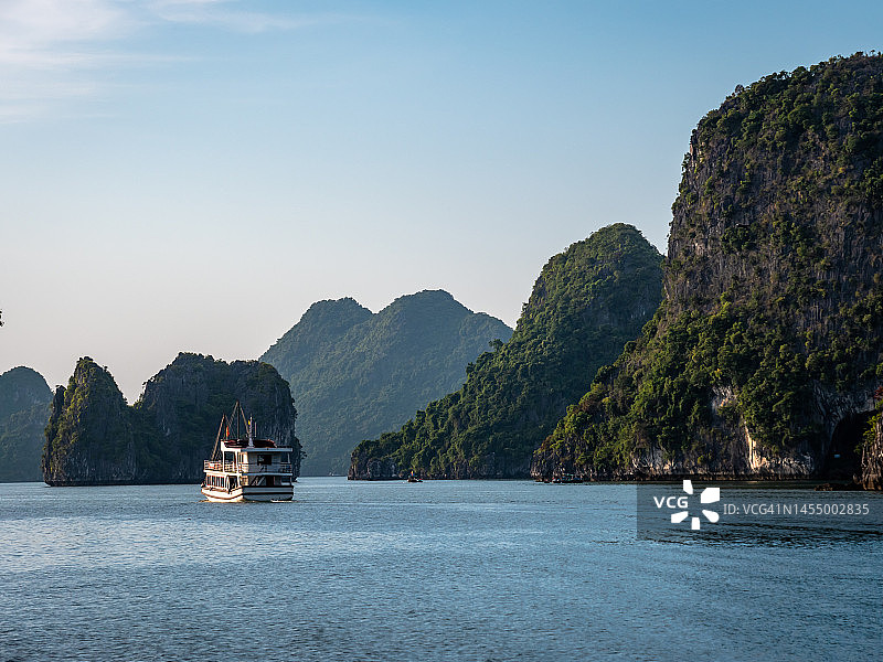 下龙湾日落石灰岩悬崖风光（联合国教科文组织世界遗产地）图片素材