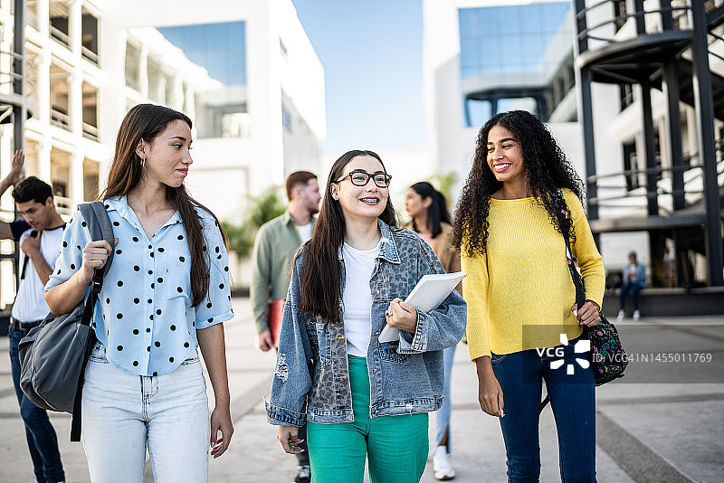 年轻朋友到达大学时交谈图片素材