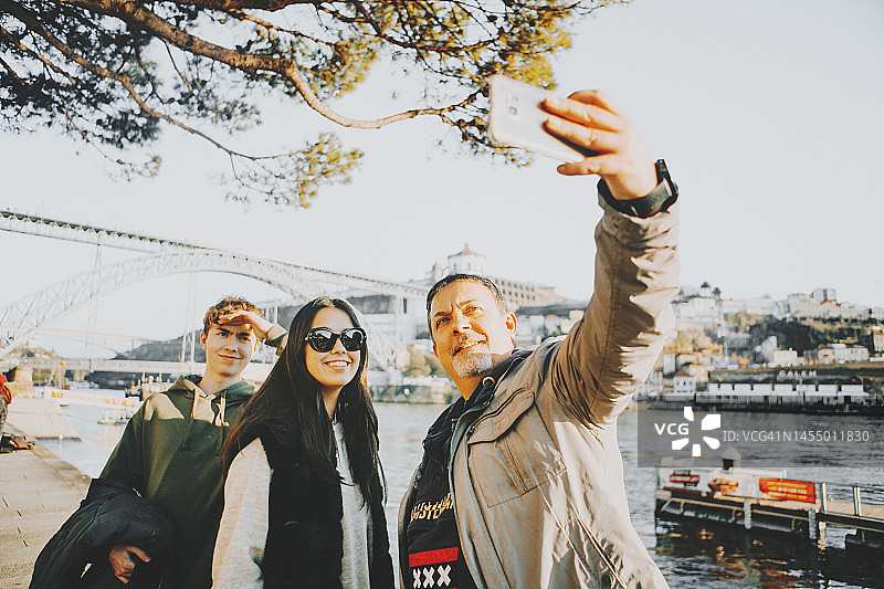 父亲和孩子们在葡萄牙波尔图度假时自拍图片素材