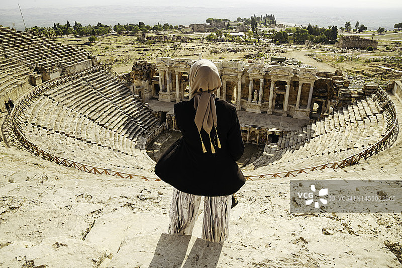 在棉花堡享受暑假的亚洲穆斯林妇女图片素材