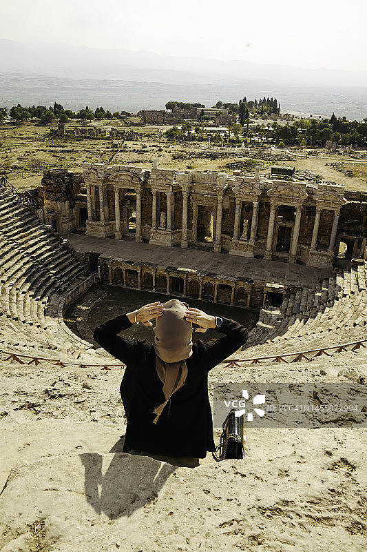 在棉花堡享受暑假的亚洲穆斯林妇女图片素材