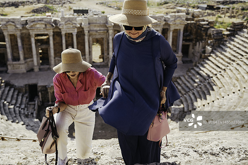 年长女性在棉花堡享受夏日假期图片素材