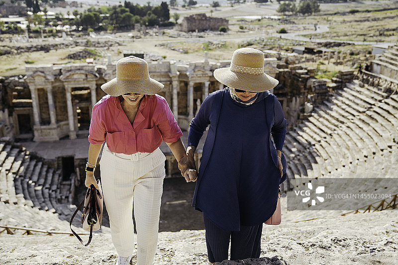 年长女性在棉花堡享受夏日假期图片素材