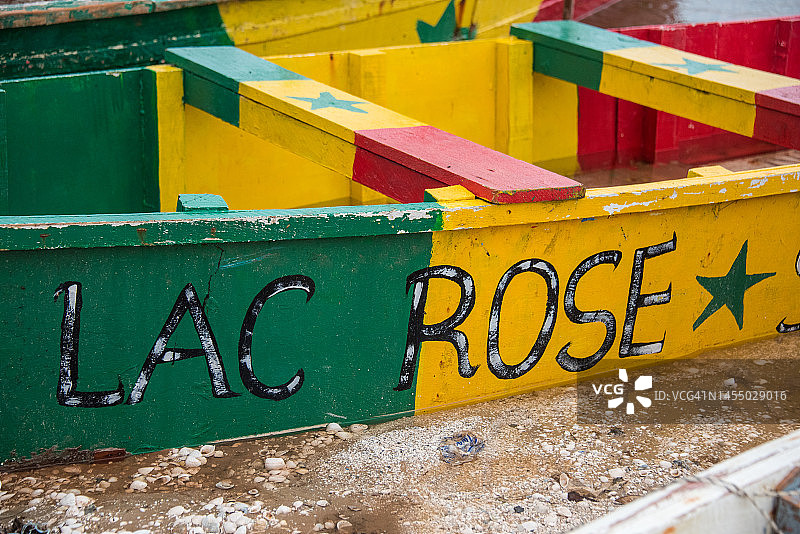 玫瑰湖上的彩色木船图片素材