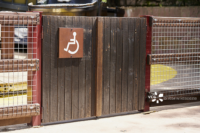 住宅入口处带有无障碍标志的木门图片素材