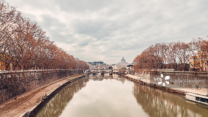 秋季台伯河与远处的梵蒂冈圣彼得大教堂图片素材