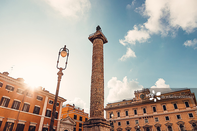 罗马历史中心日落时分的马可·奥勒留大理石柱图片素材