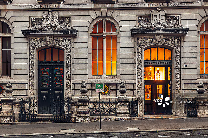 巴黎索邦大学古典建筑在暮光下的外观图片素材