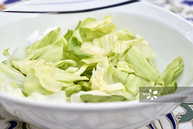 陶瓷餐具中的蔬菜沙拉图片素材