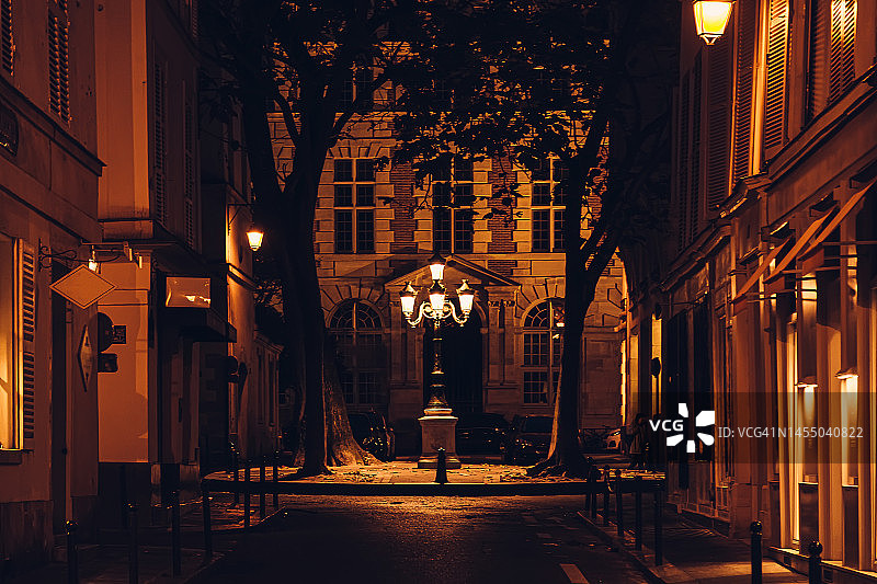 巴黎历史街区夜晚的如画小巷，法国图片素材