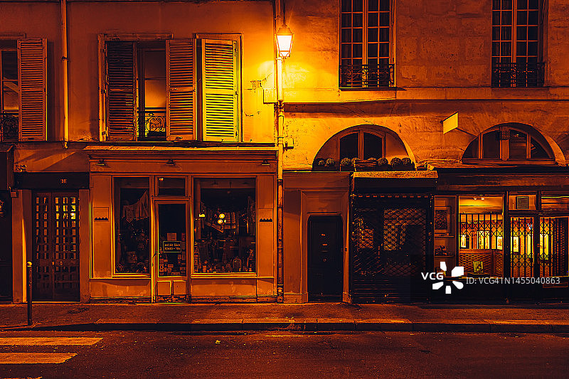 巴黎历史街区的夜间购物街图片素材