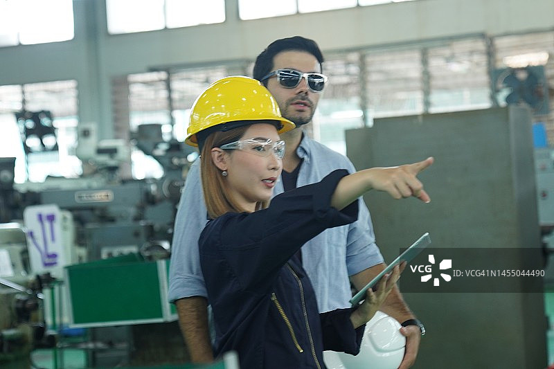 制造工艺工程师讨论图片素材