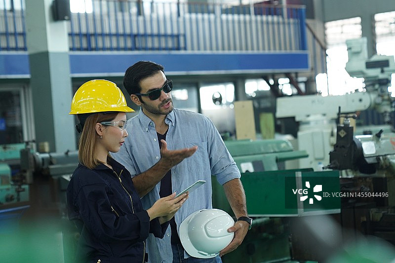 制造工艺工程师讨论图片素材