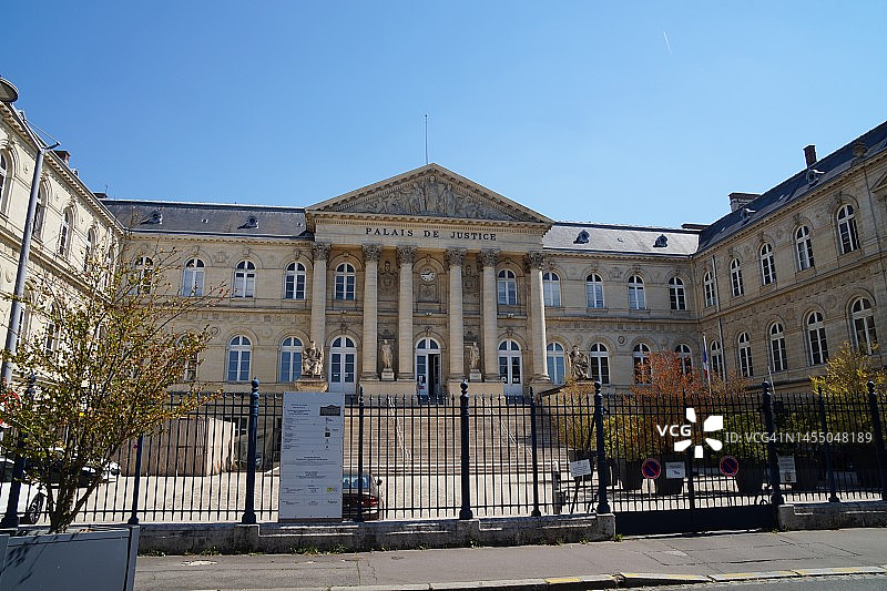 阳光下的亚眠司法宫，亚眠，法国图片素材