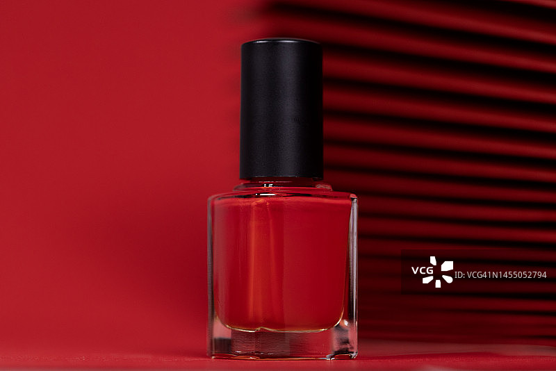 红色背景上的红色指甲油图片素材