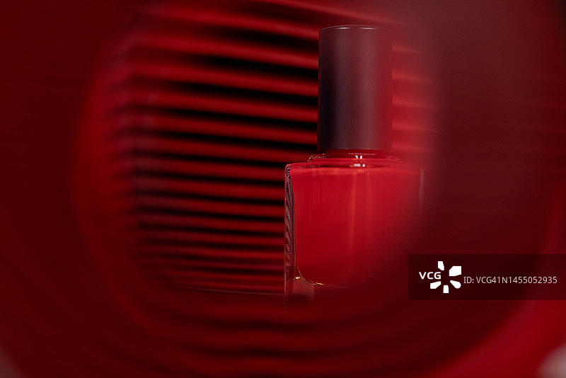 红色背景上的红色指甲油图片素材