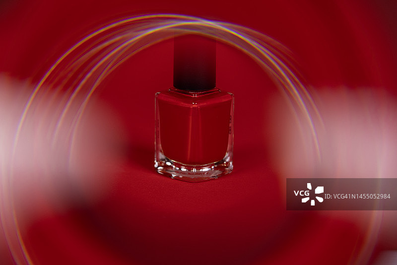 红色背景上的红色指甲油图片素材