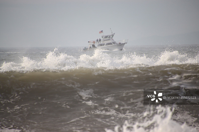 汹涌的海浪与租赁潜水船图片素材