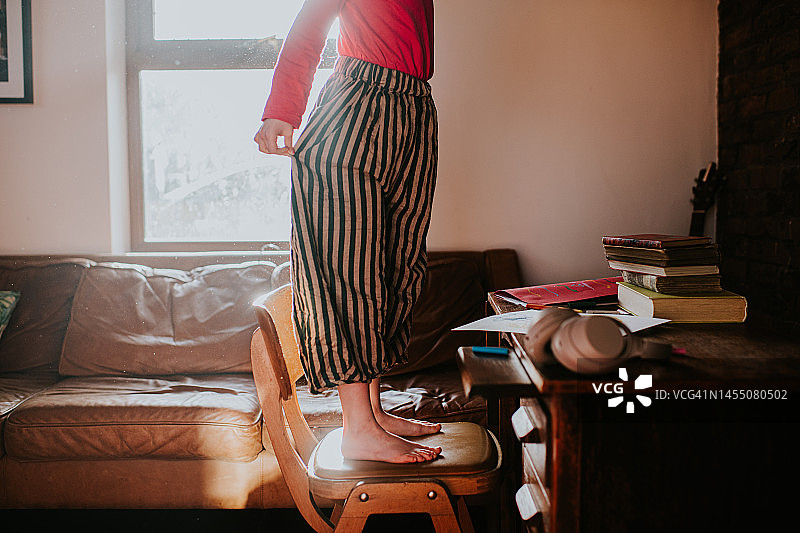 站在木桌前的孩子分心了图片素材