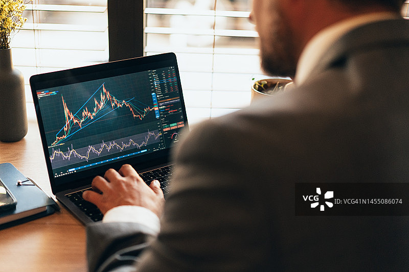 办公室里的加密货币交易员图片素材