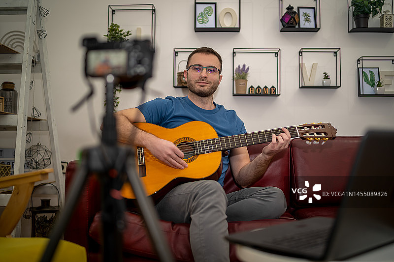 视频博主录制视频吉他课程的视频博客图片素材