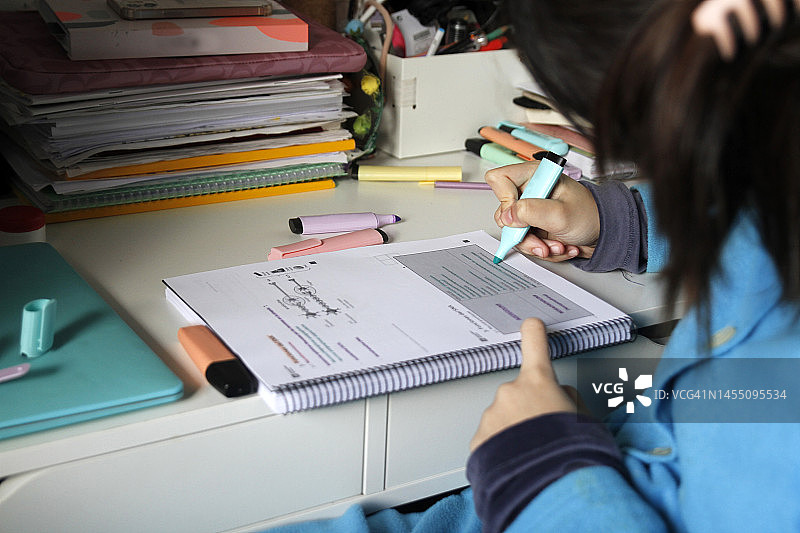 大学生做家庭作业图片素材