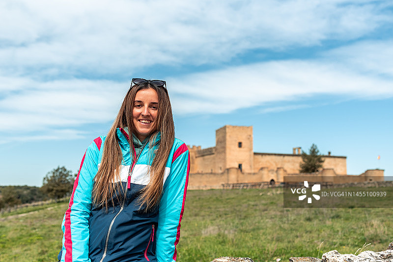 在塞戈维亚佩德拉萨城堡的年轻金发女子图片素材