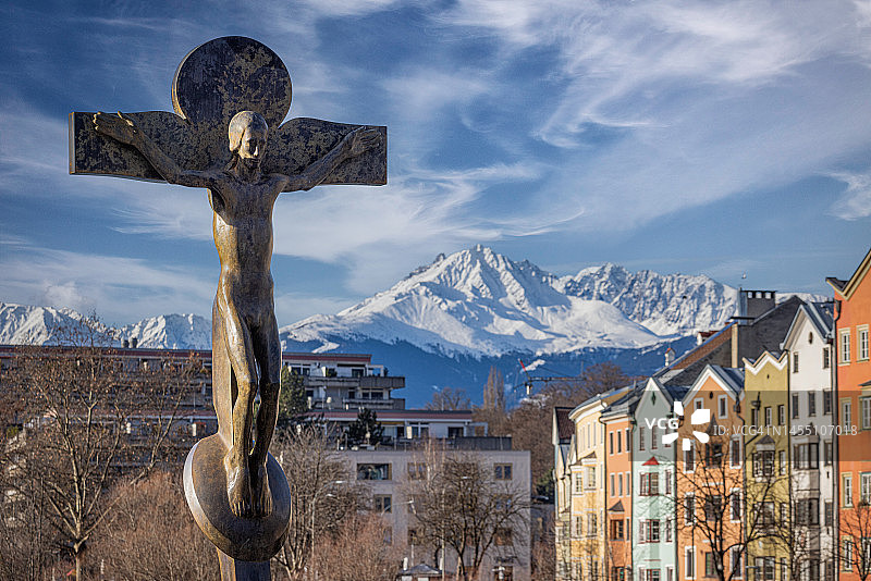 基督雕像、房屋和白雪皑皑的阿尔卑斯山，位于奥地利蒂罗尔州因斯布鲁克图片素材