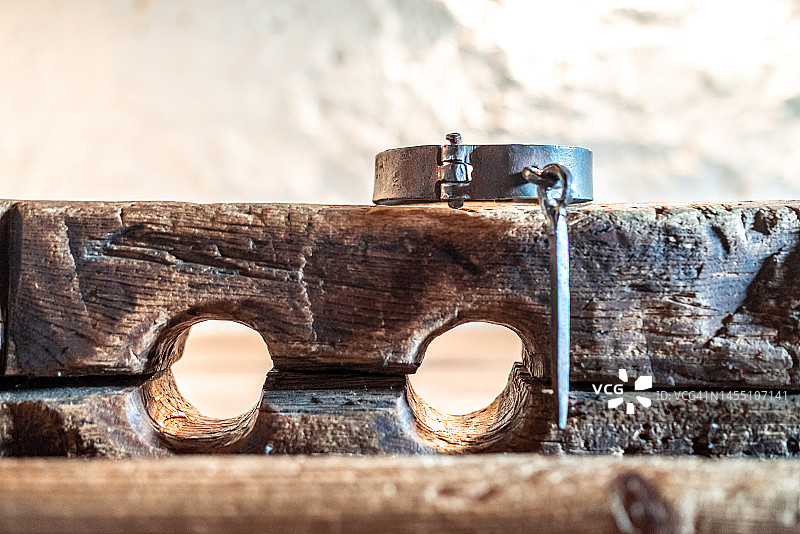 木制镣铐，中世纪的酷刑刑具图片素材