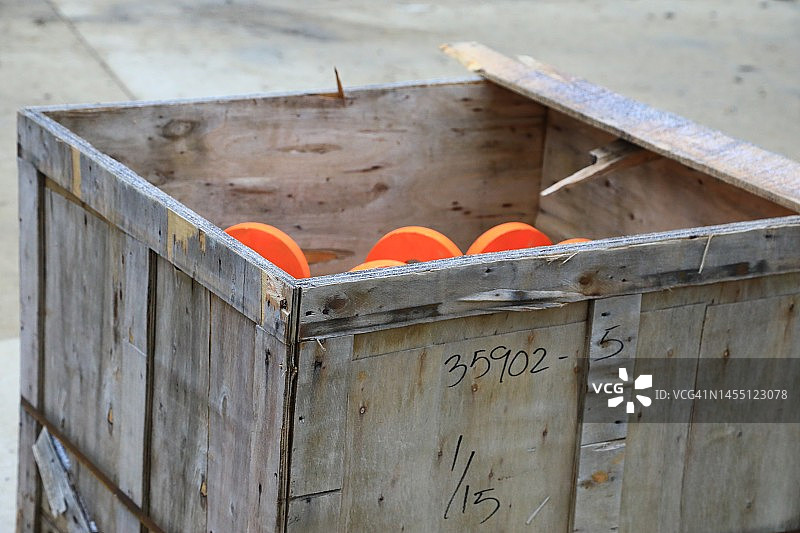 装有建筑工地设备的木箱图片素材