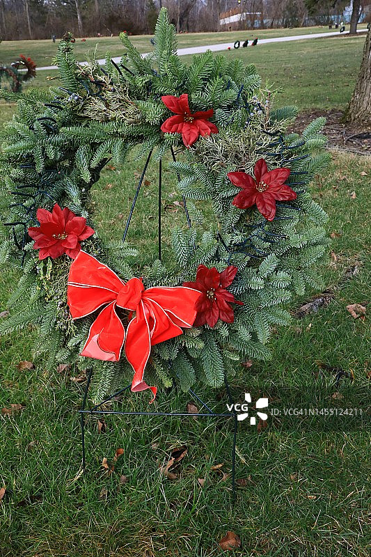 坟墓旁的节日花圈图片素材