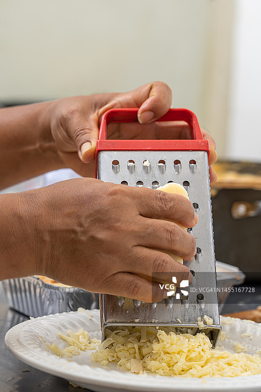 手持金属擦床擦莫扎里拉奶酪图片素材