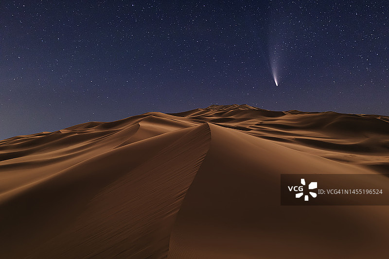 C/2022 E3 (ZTF) 彗星在沙漠沙丘上的夜景图片素材