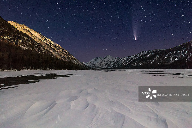 夜间冬季山脉上空的C/2022 E3 (ZTF)彗星图片素材