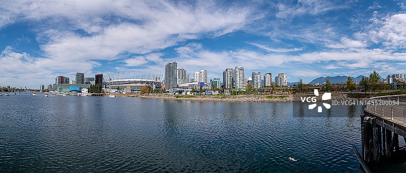 从斯坦利公园眺望温哥华天际线全景图片素材